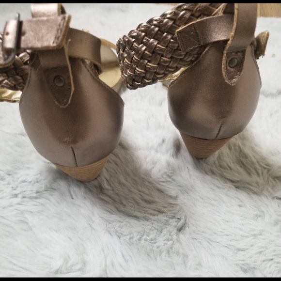 Seychelles Metallic Gold Sandals - Picture 4 of 8